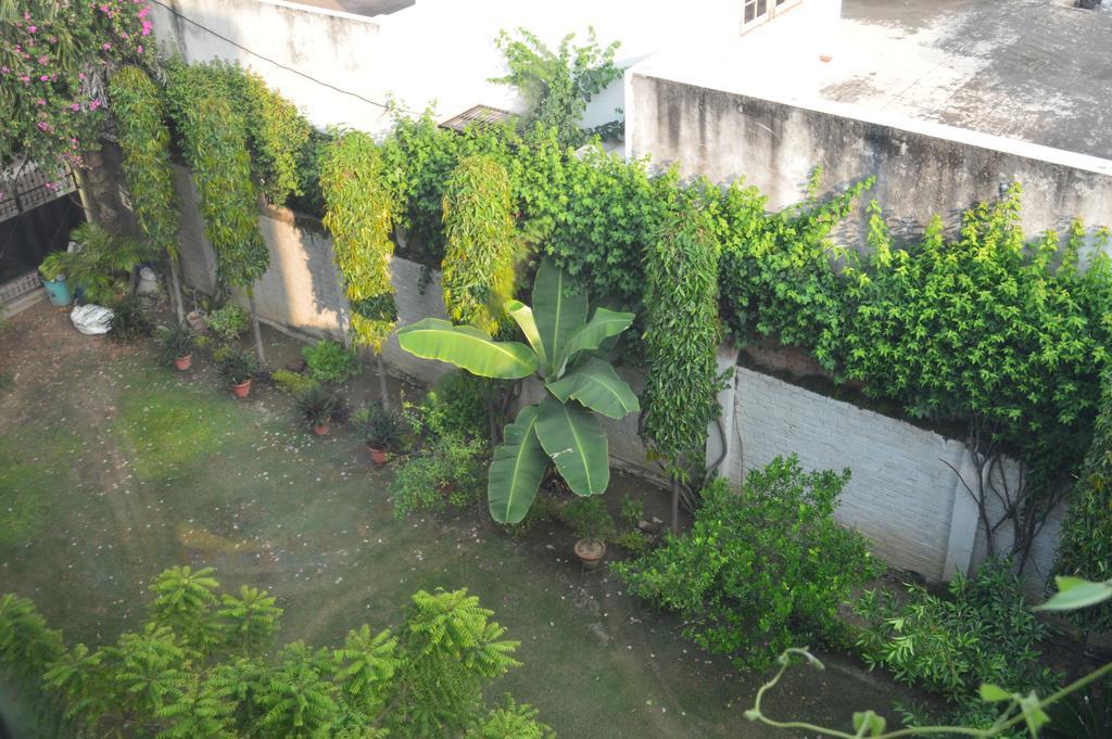 Red Chillies B&B Lucknow Zewnętrze zdjęcie